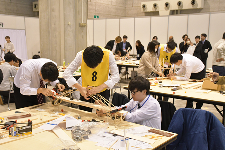 橋梁模型コンテスト会場製作風景